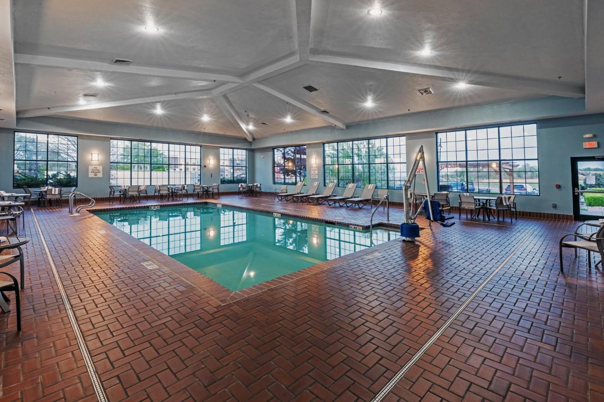 Holiday Inn Express & Suites Tulsa S Broken Arrow Hwy 51 By Ihg Buitenkant foto